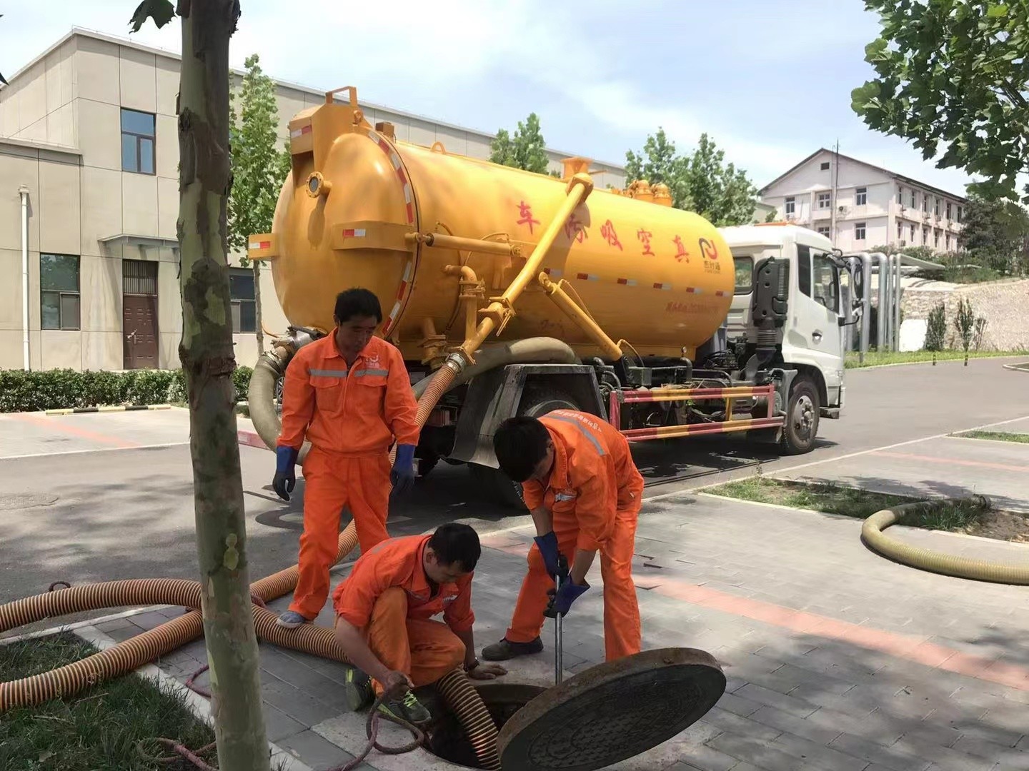 杭州管道疏通车停在窨井附近